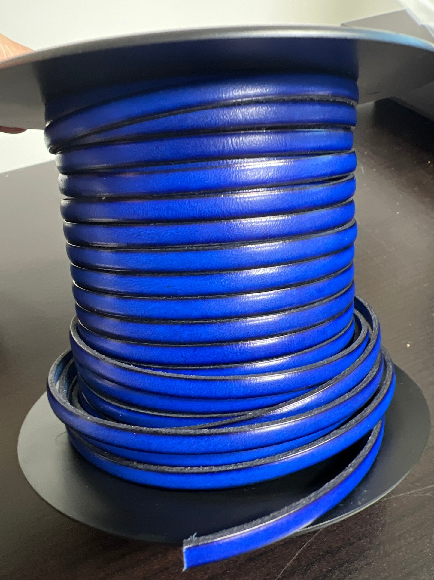 MADE in EUROPE 1 yard of 5mm flat leather cord, 5mm leather cord, flat 5mm real leather cord, 5mm flat royal blue leather cord (MARF5AZV)