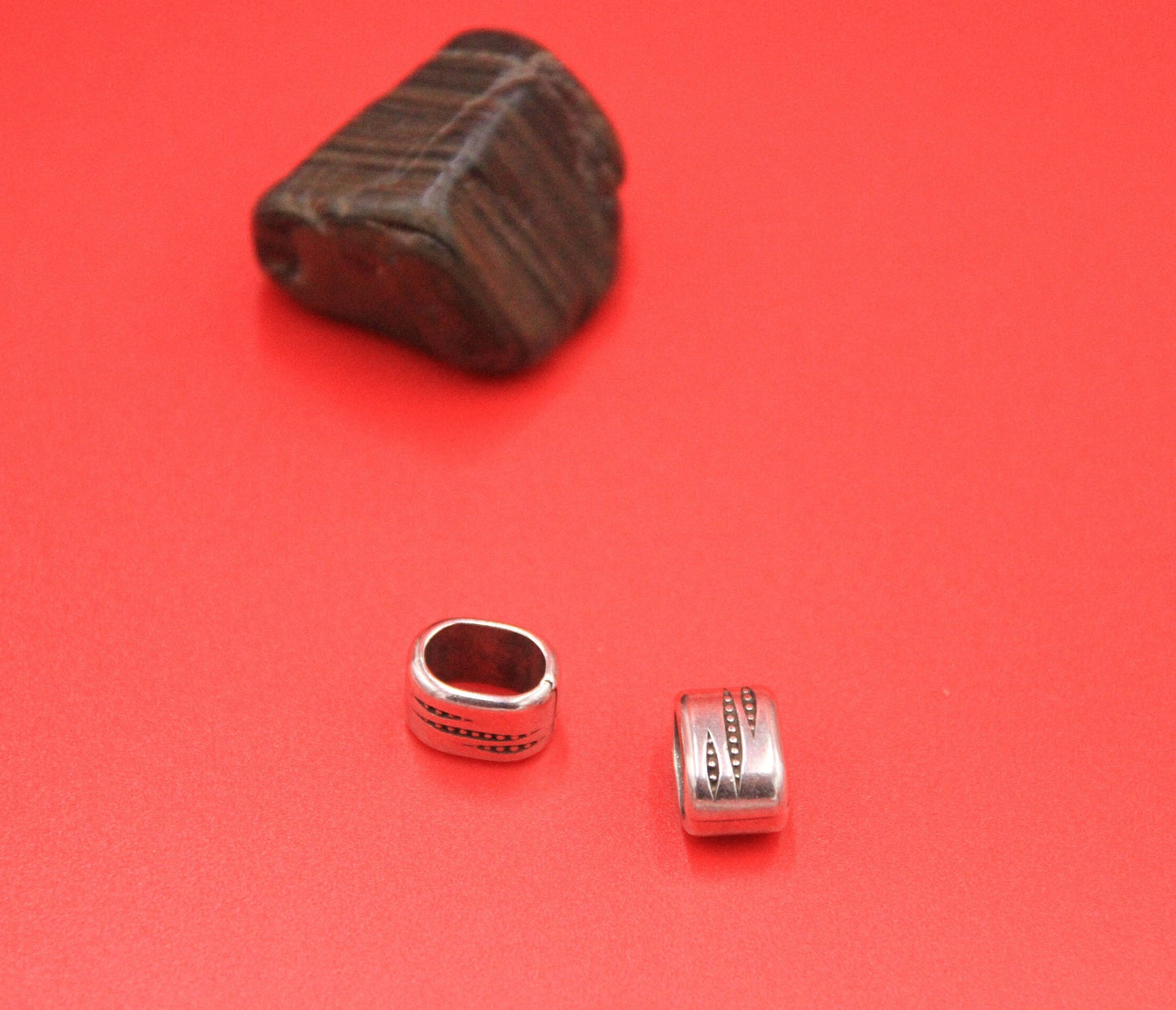 LS0104>> MADE IN EUROPE 2 zamak ring sliders, licorice ring slider, licorice slider rings, Qty2