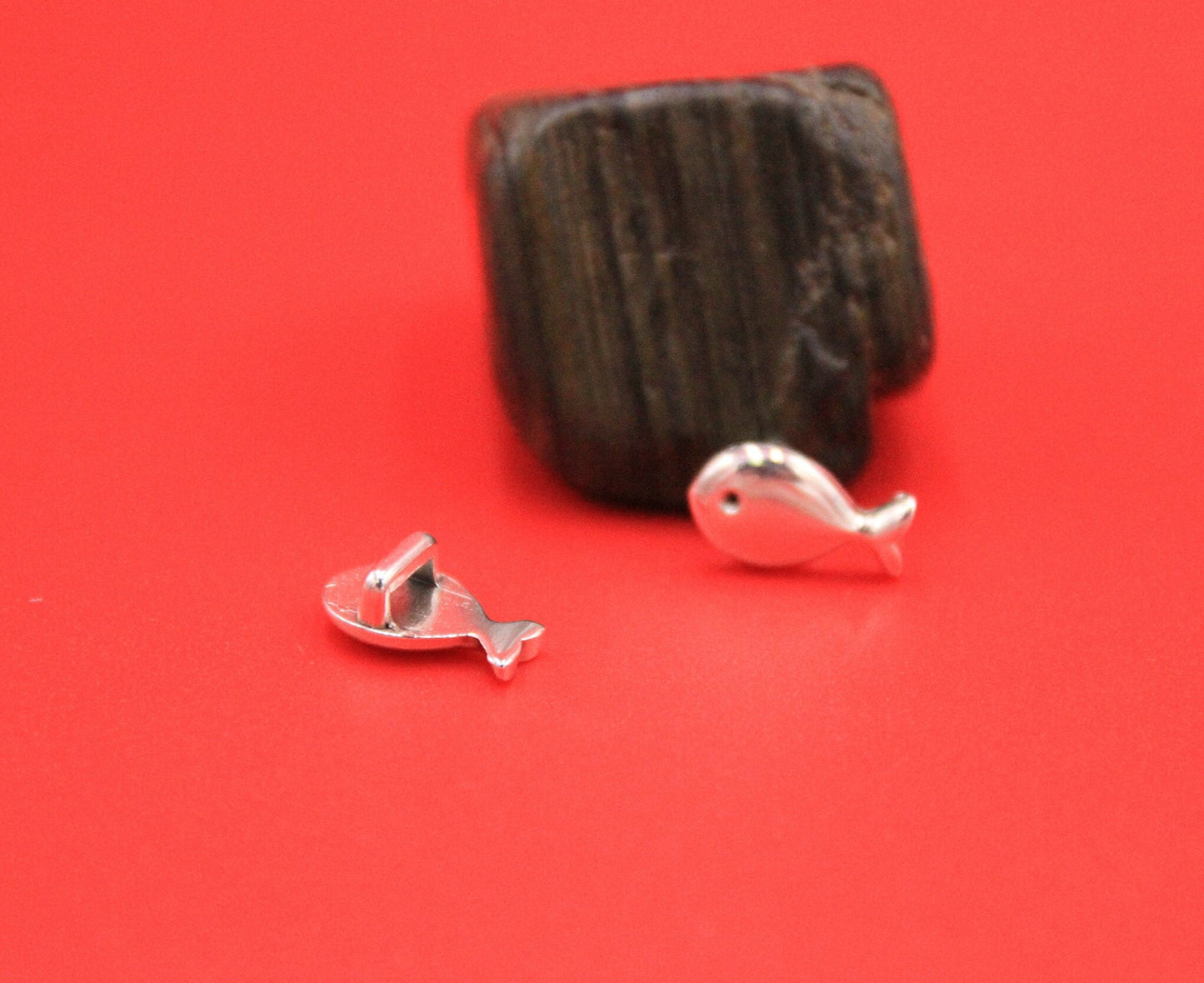 FS0601>>MADE in EUROPE 4 tiny fish sliders, 5mm flat cord slider, flat cord zamak fish sliders, 5mm whale sliders Qty4