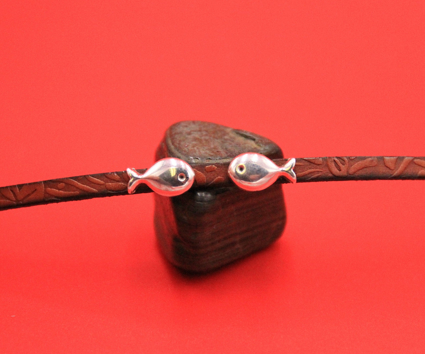 FS0601>>MADE in EUROPE 4 tiny fish sliders, 5mm flat cord slider, flat cord zamak fish sliders, 5mm whale sliders Qty4