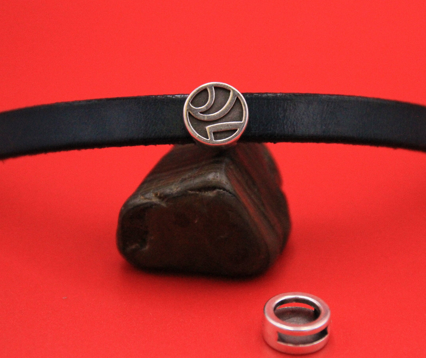 FS0602>>MADE in EUROPE 2 zamak round engraved sliders, 10mm flat cord sliders, 10mm leather cord sliders,(NG2072) Qty2