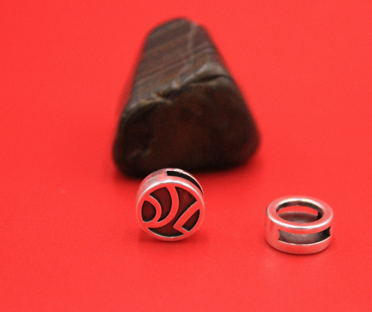 FS0602>>MADE in EUROPE 2 zamak round engraved sliders, 10mm flat cord sliders, 10mm leather cord sliders,(NG2072) Qty2