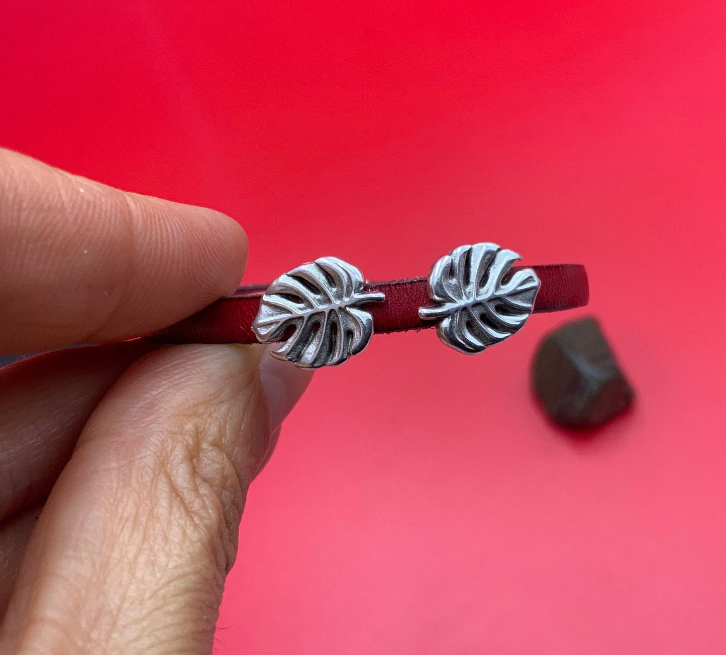 FS0617>> MADE in EUROPE 4 zamak monstera leaf sliders, 5mm cord zamak slider, flat 5mm cord slider, leaf slider, Qty4
