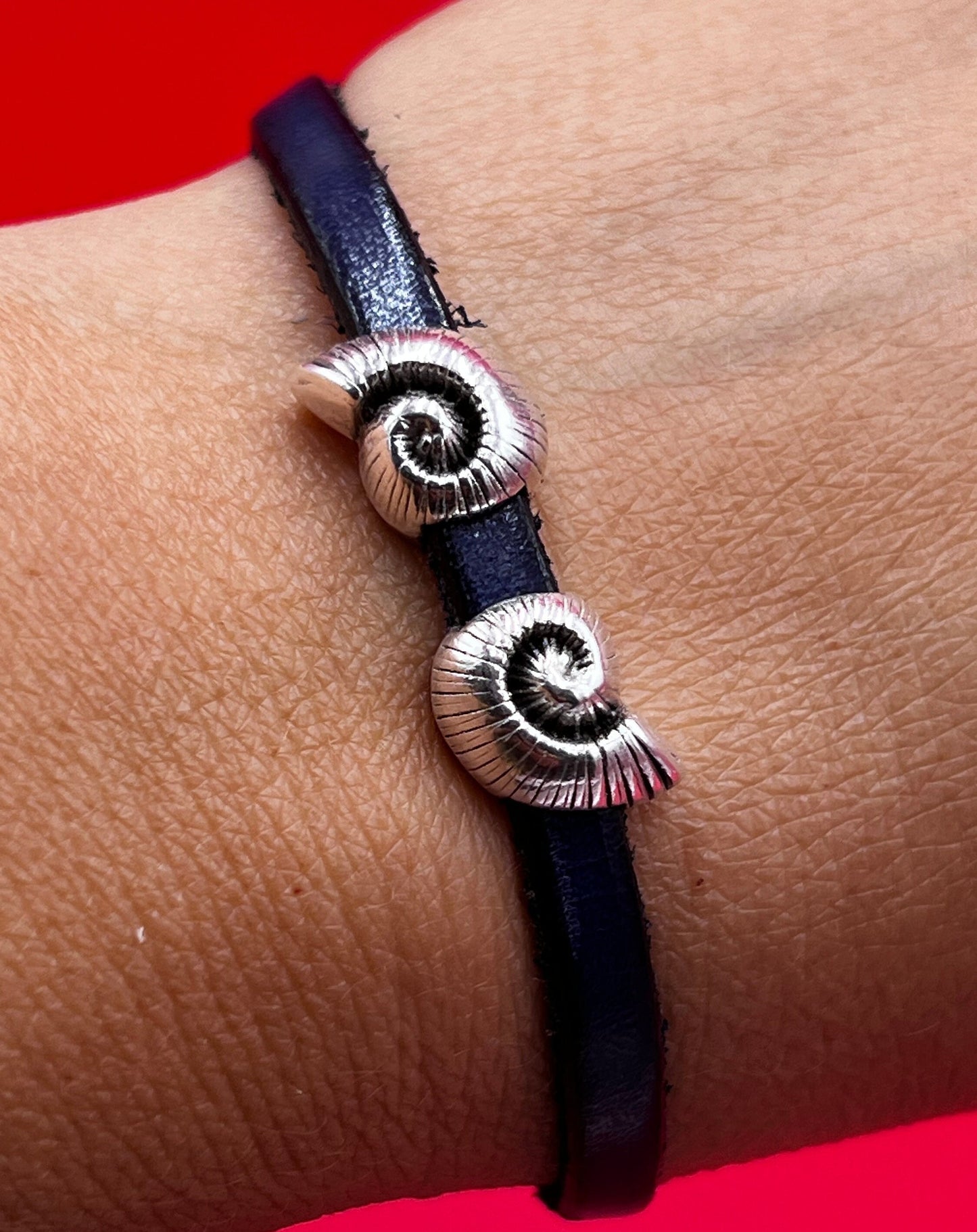 FS0630>>MADE in EUROPE 4 zamak seashell sliders, 5mm flat cord zamak tiny seashell sliders, zamak slider for 5mm cord Qty4