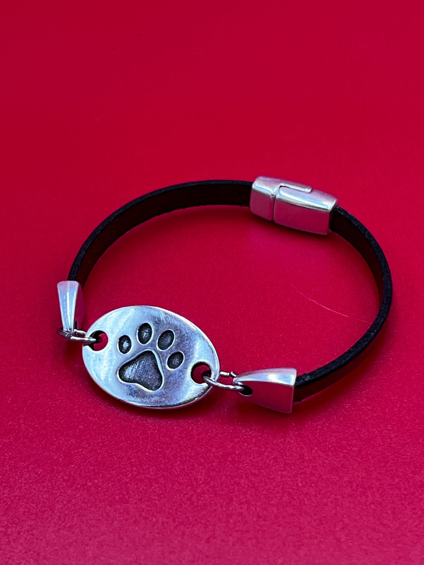 C0172>>MADE in EUROPE Zamak paw print embossed connector, 10mm or 5mm cord connector, flat Qty 1