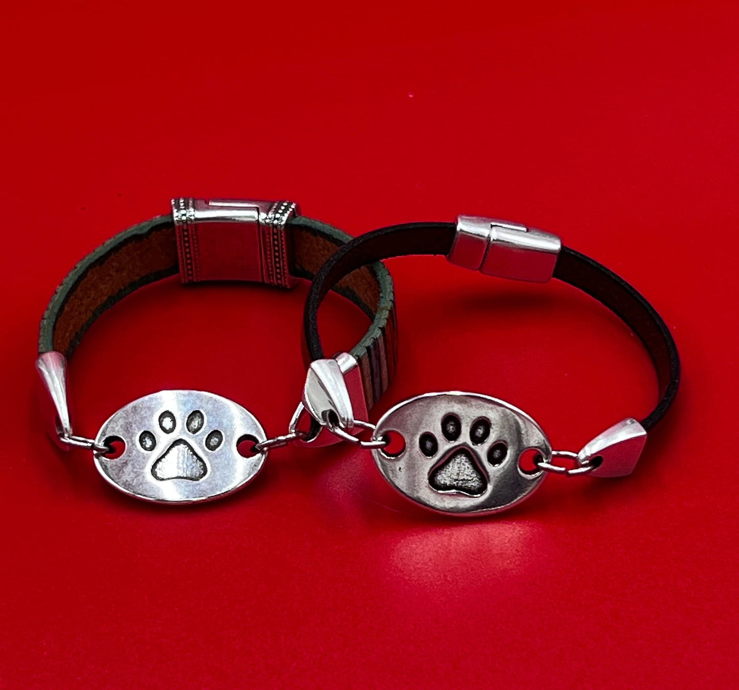C0172>>MADE in EUROPE Zamak paw print embossed connector, 10mm or 5mm cord connector, flat Qty 1