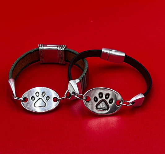 C0172>>MADE in EUROPE Zamak paw print embossed connector, 10mm or 5mm cord connector, flat Qty 1