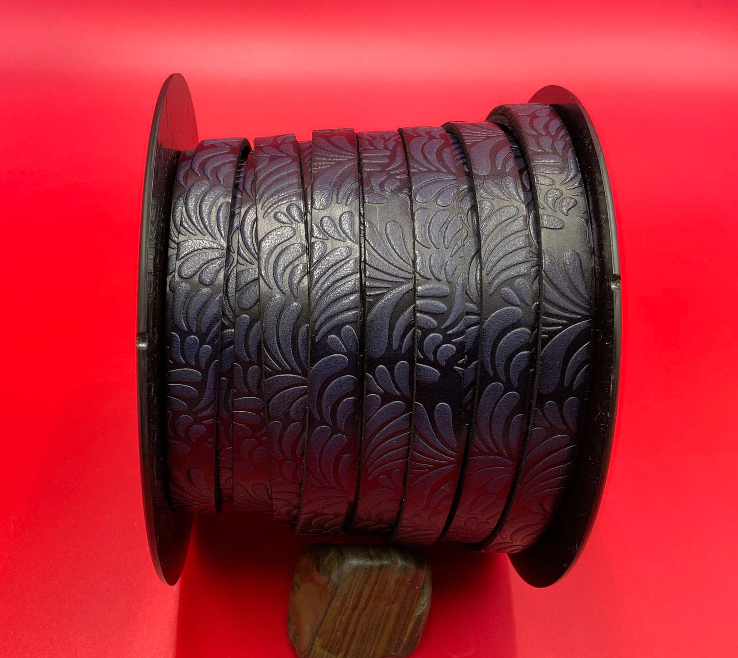 MADE in EUROPE 24'' flat 10mm engraved leather cord, 10mm flat leather cord, 10mm embossed leather cord (AR150/10/marino)