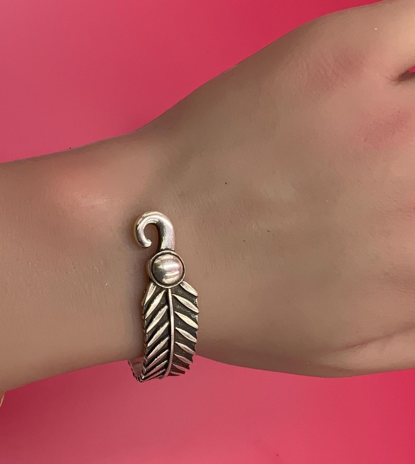 B0110>>MADE in EUROPE zamak leaf embossed half bracelet component, leaf half bracelet hook, Qty 1
