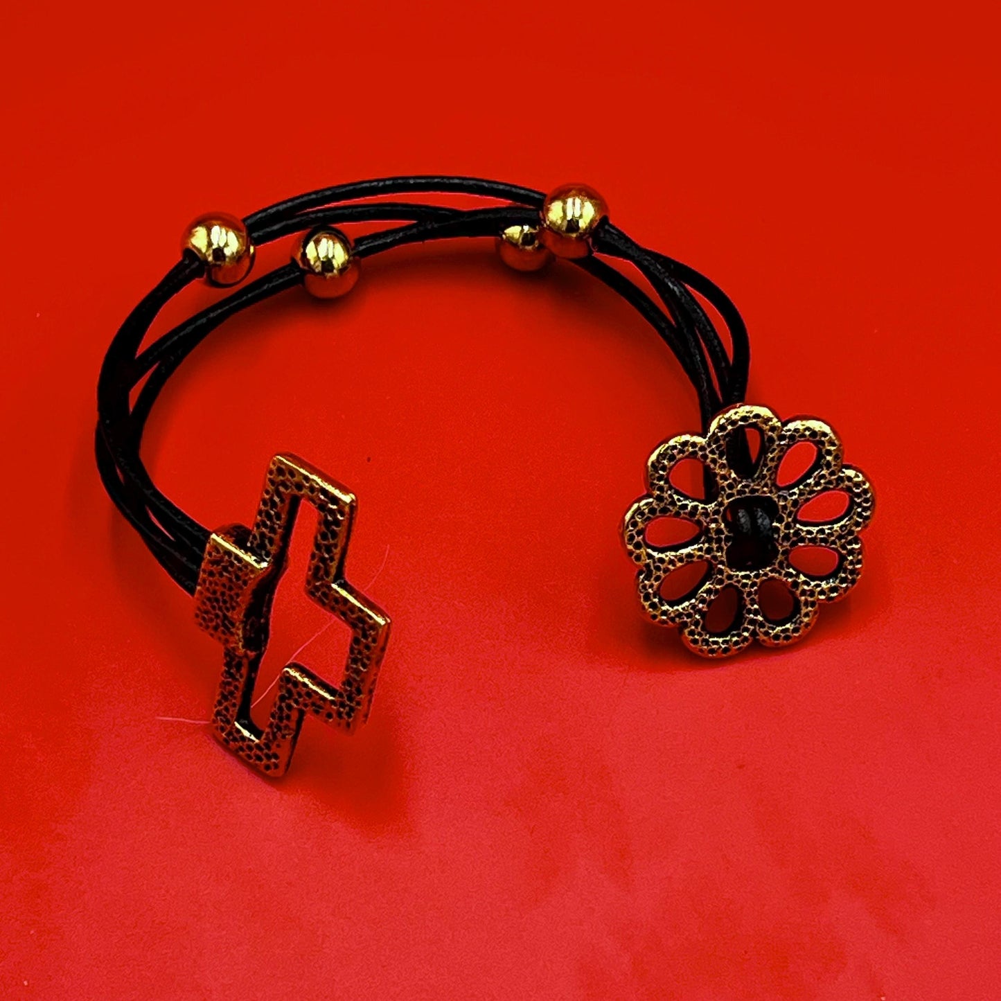 RC0249>> MADE IN EUROPE toggle clasp, hammered toggle clasp with flower, flower toggle clasp qty 1