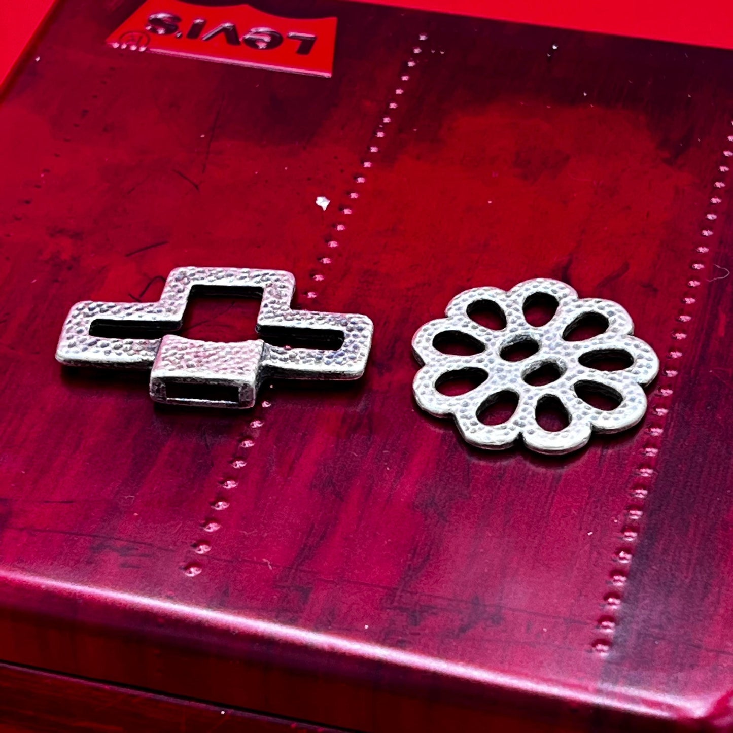 RC0249>> MADE IN EUROPE toggle clasp, hammered toggle clasp with flower, flower toggle clasp qty 1
