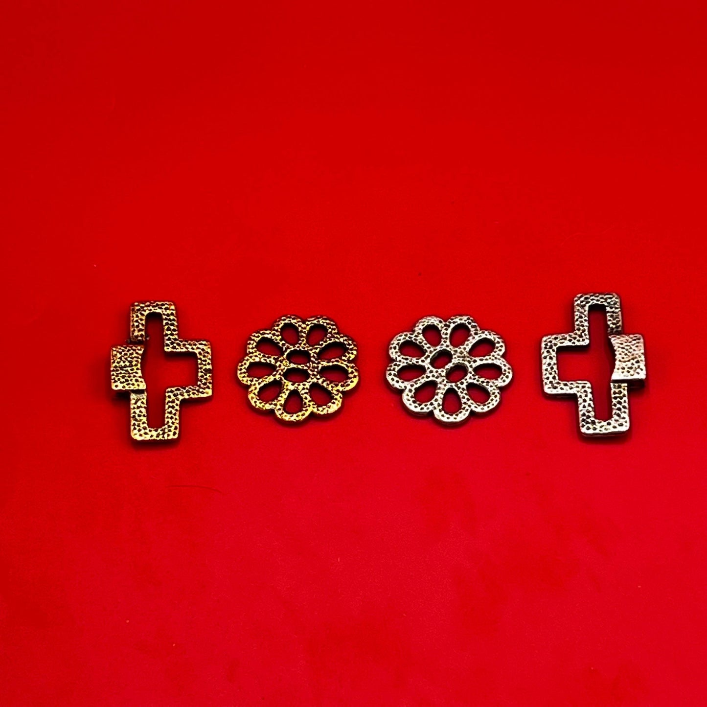 RC0249>> MADE IN EUROPE toggle clasp, hammered toggle clasp with flower, flower toggle clasp qty 1