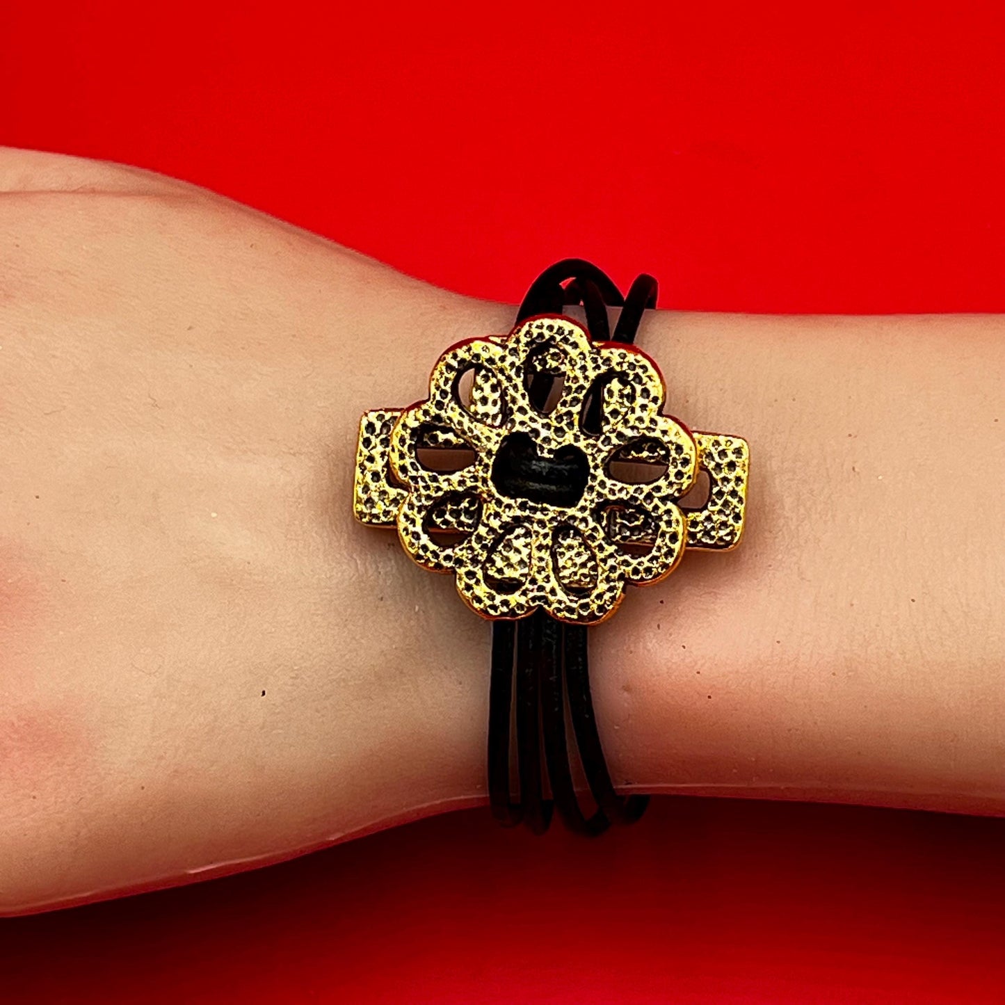 RC0249>> MADE IN EUROPE toggle clasp, hammered toggle clasp with flower, flower toggle clasp qty 1