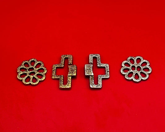 RC0249>> MADE IN EUROPE toggle clasp, hammered toggle clasp with flower, flower toggle clasp qty 1