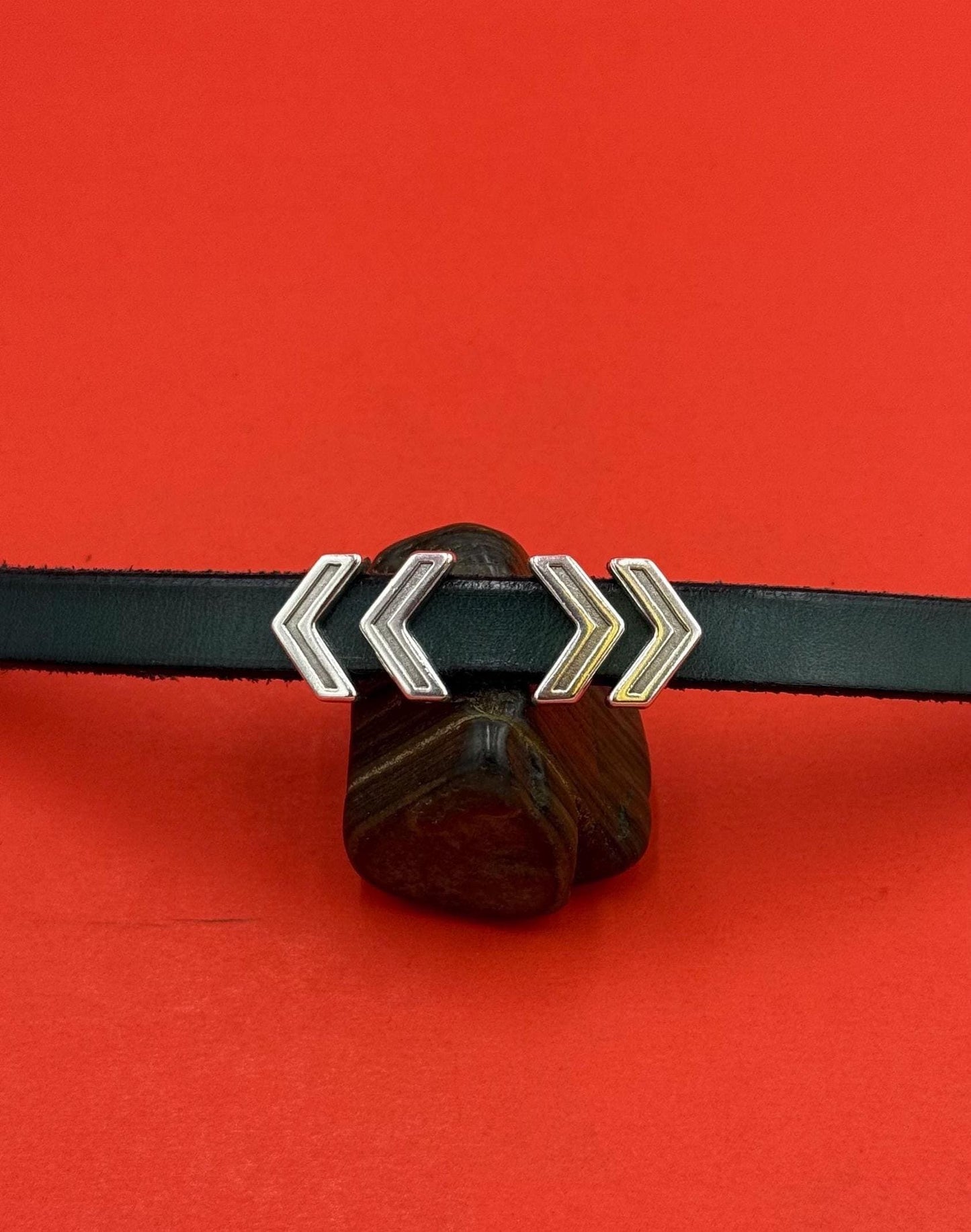FS0675>>MADE in EUROPE 4 arrow sliders, 10mm leather cord sliders, 10mm arrow sliders