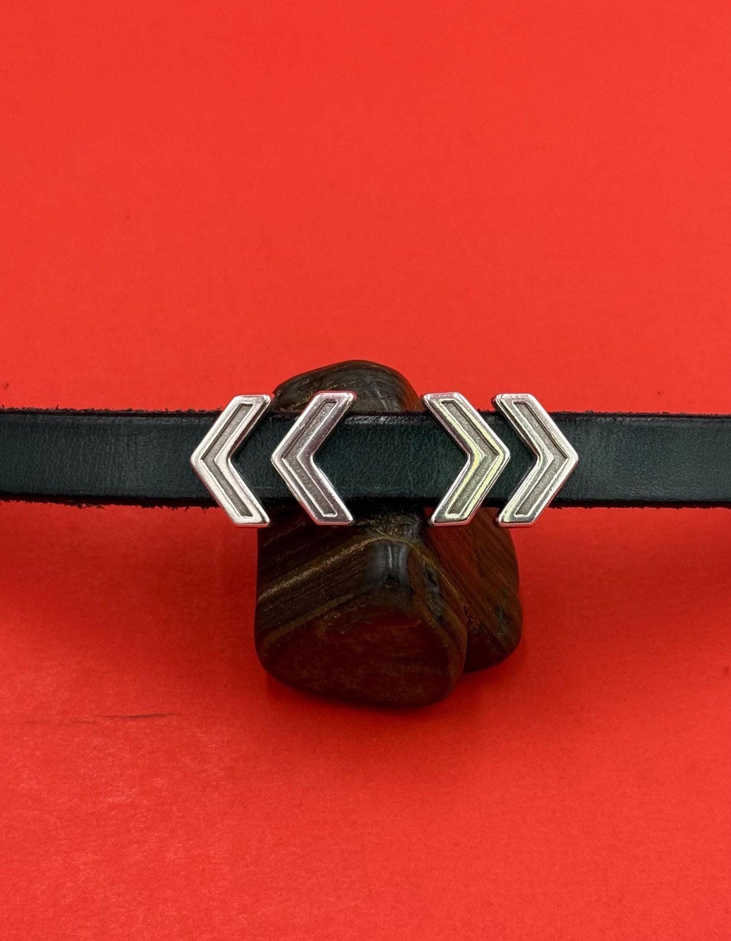 FS0675>>MADE in EUROPE 4 arrow sliders, 10mm leather cord sliders, 10mm arrow sliders