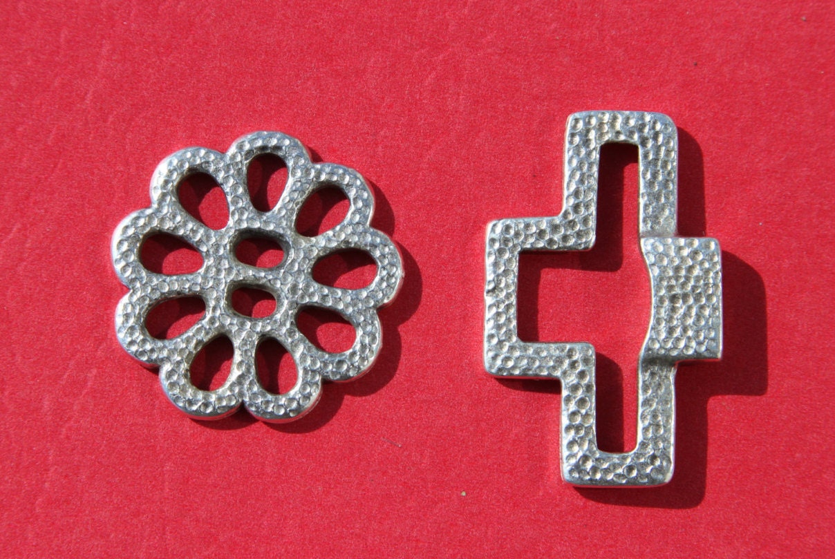 RC0249>> MADE IN EUROPE toggle clasp, hammered toggle clasp with flower, flower toggle clasp qty 1