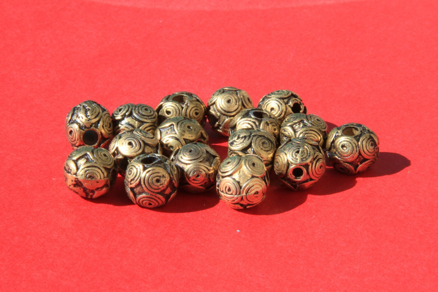 MADE IN EUROPE 8 metal round beads, gold metal bead, 10mm gold bead (B2563AG)Qty8