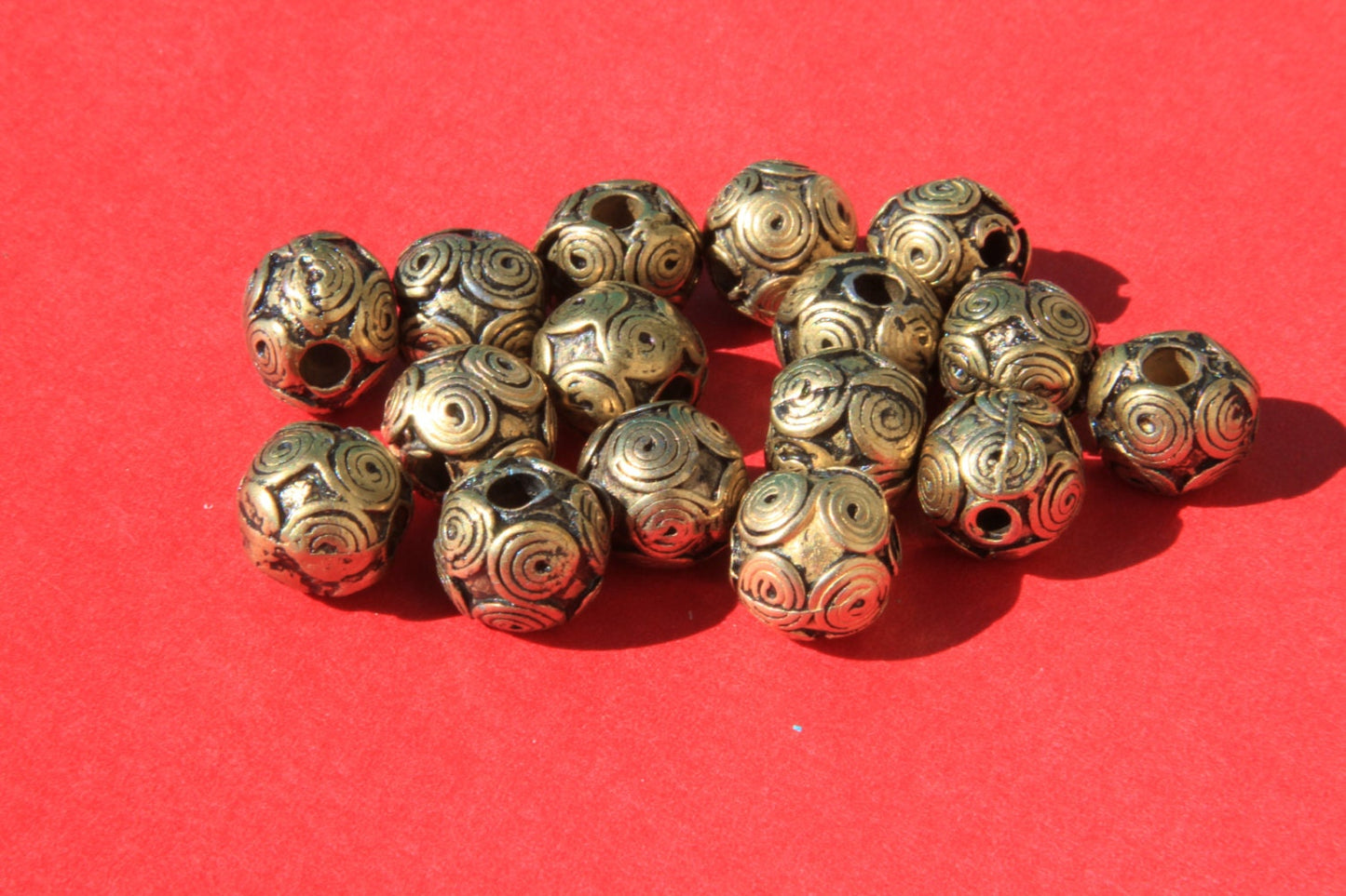 MADE IN EUROPE 8 metal round beads, gold metal bead, 10mm gold bead (B2563AG)Qty8