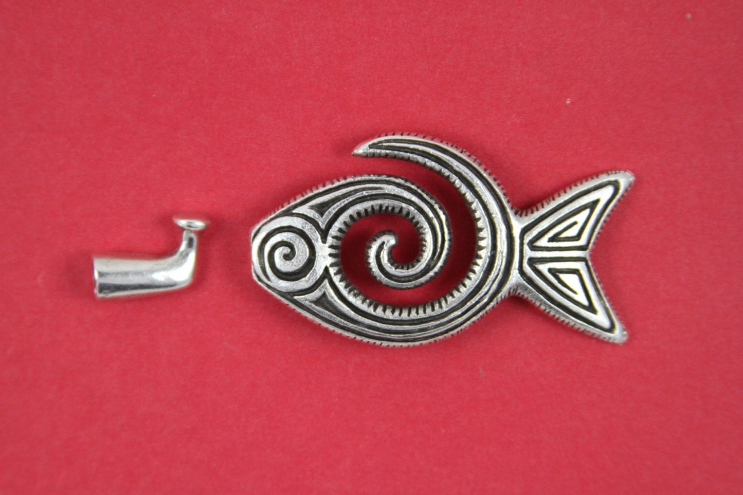 RC0137>>MADE IN EUROPE fish toggle clasp, fish pendant clasp, 4mm cord clasp Qty1